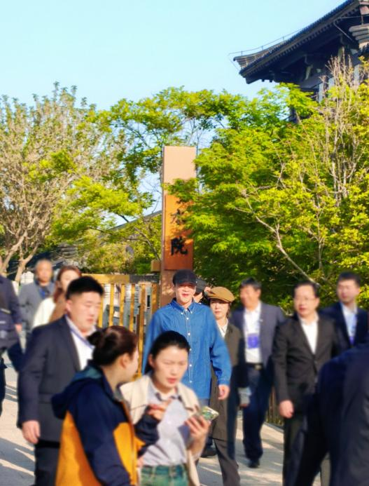 西楚霸王归故里！何润东下榻宿迁文旅直营禅院水居酒店(图1)